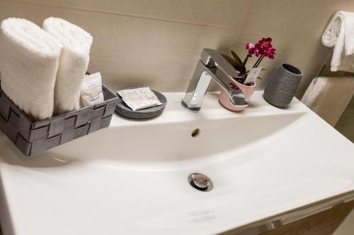 One-Bedroom Apartment image 1