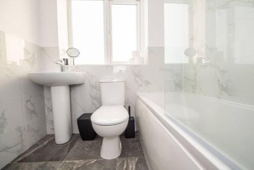 Brand-New 3-Bed Home - Liverpool, Liverpool (photo 6)