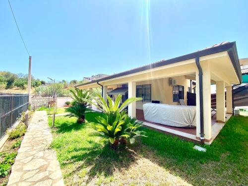 Villa Grace, beach 200 meters away, independent