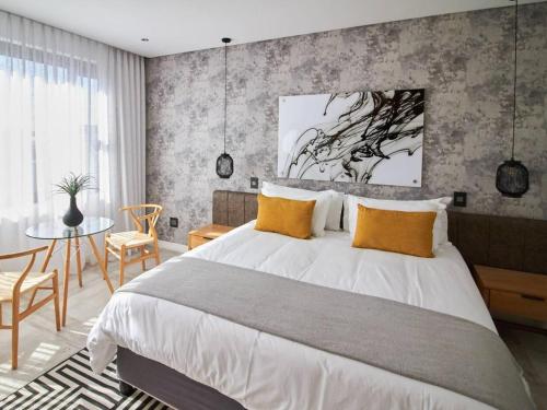 Standard King Room image 3