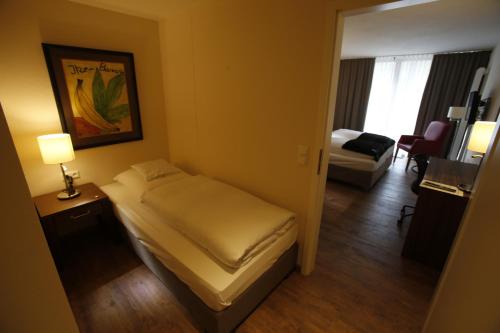 1 queen bed, 1 twin bed