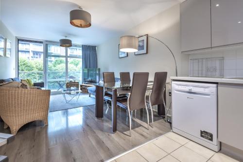 Riverside Apartment - image 9