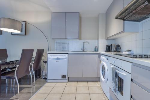 Riverside Apartment - image 5