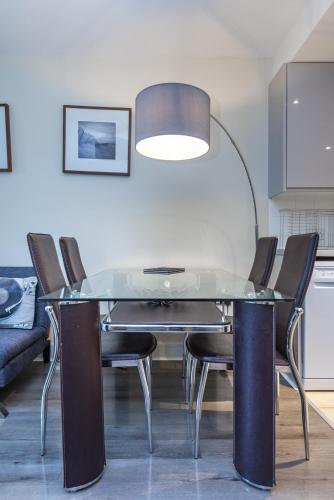 Riverside Apartment - image 3