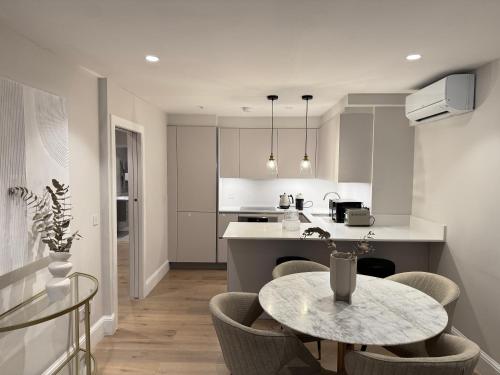 Comfort 3 Bedroom Home in Notting Hill - image 12