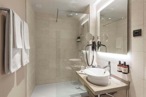 NH Geneva Airport Hotel - image 11