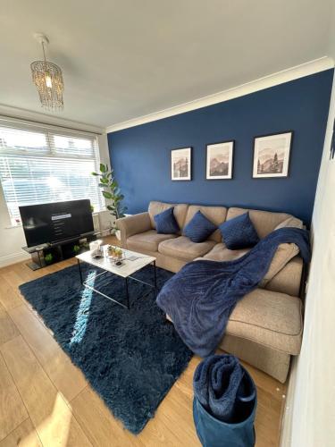 NEW 2 bedroom WIFI Driveway Sleeps 4 Beautiful House gîte à louer Boothferry Park