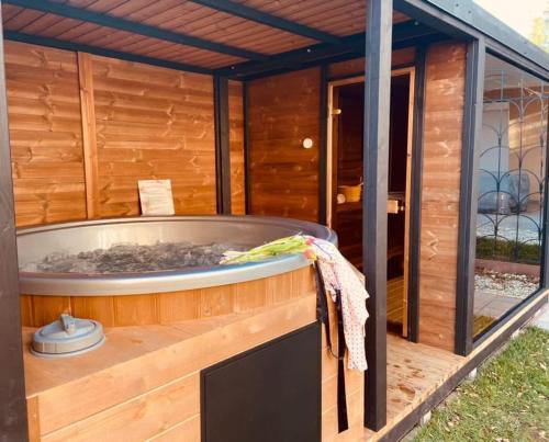 Vöröskő Villa- TITKÁRI szauna és jakkuzi használattal (Vorosko Villa- TITKARI szauna es jakkuzi hasznalattal) in バラトナルマディ