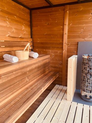 Vöröskő Villa- TITKÁRI szauna és jakkuzi használattal (Vorosko Villa- TITKARI szauna es jakkuzi hasznalattal) in バラトナルマディ