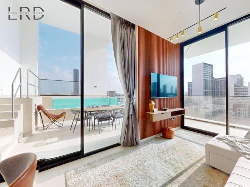 Modern Smart Home 2BR with Private Pool in JVC, Dubaj (zdjęcie 5)