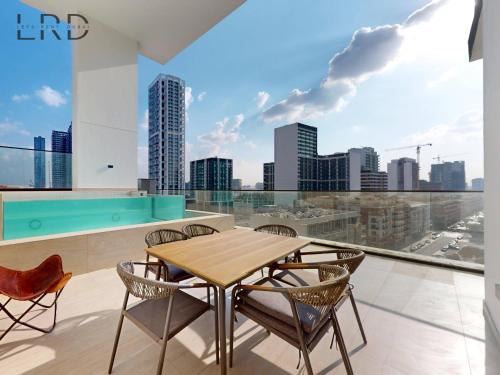 Modern Smart Home 2BR with Private Pool in JVC, Dubaj (zdjęcie 7)