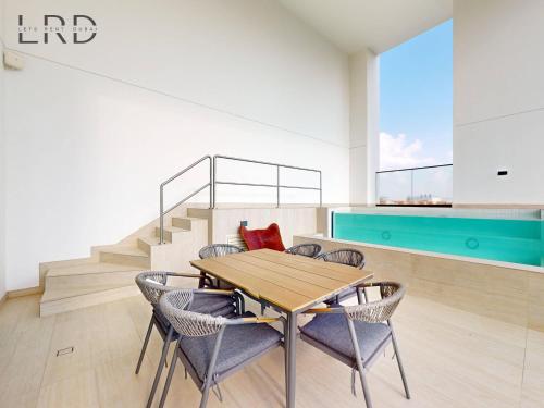 Modern Smart Home 2BR with Private Pool in JVC, Dubaj (zdjęcie 8)