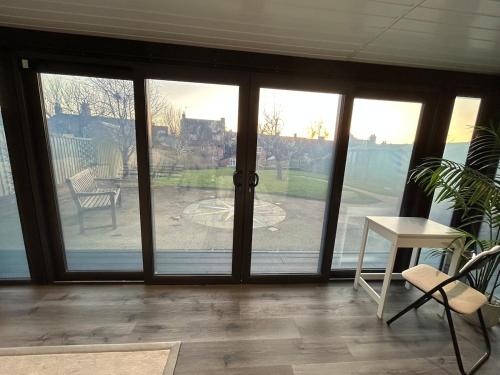 Kilátás, Luxury and Style - The Garden Room in Winslow