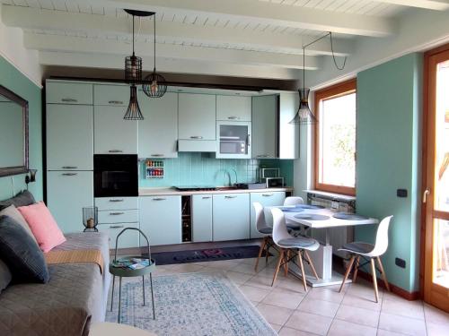 virtuve, EnjoyIseoLake - Oasi Azzurra - Cosy flat with a terrace and a great view over lake and mountains in Fonteno