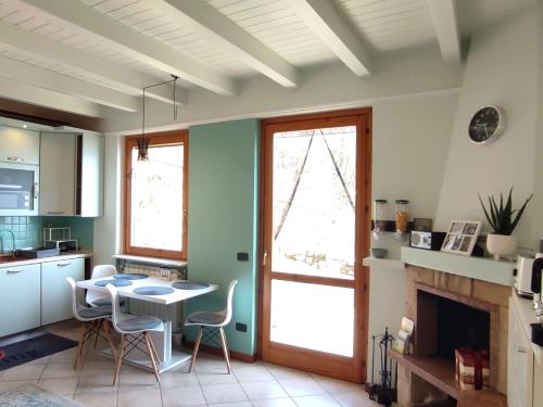 virtuve, EnjoyIseoLake - Oasi Azzurra - Cosy flat with a terrace and a great view over lake and mountains in Fonteno
