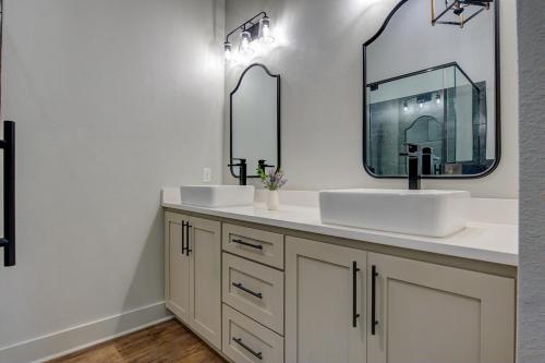 Stayhocha Creekside Pets Lux Cabin Views Hot Tub