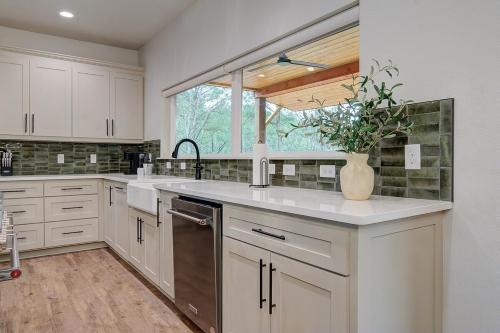 Stayhocha Creekside Pets Lux Cabin Views Hot Tub