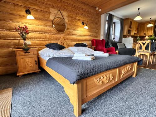 1 queen bed, 1 twin bed, 1 futon bed