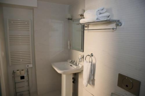 Brit Hotel Aux Sacres Reims Centre - image 4