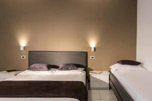 1 queen bed, 1 twin bed