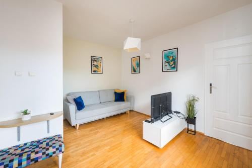 Metro Młynów Pleasant Apartament by BookingHost, Варшава