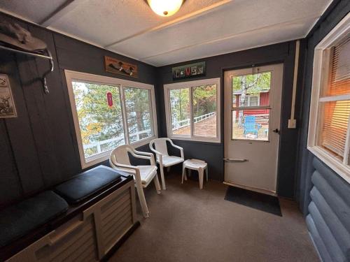 Lake Breeze Loons Landing Resort Cabin 4 Lake Breeze Loons Landing Resort Cabin 4