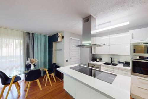 Cozy Apt with Balcony - 5 min to the Beach 5