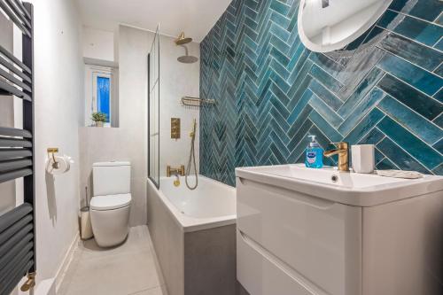 Stylish 2Bed Apartment Fulham, Wifi, Parking, Londyn