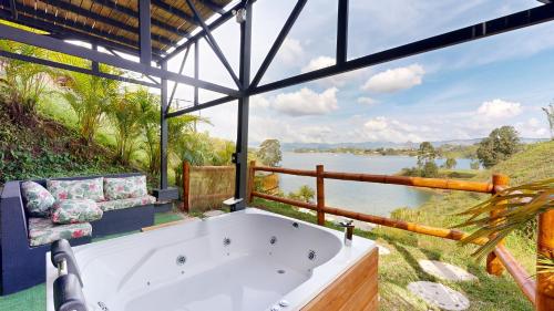 Bliss Sanctuary Vista - Glamping and Club in El Peñol