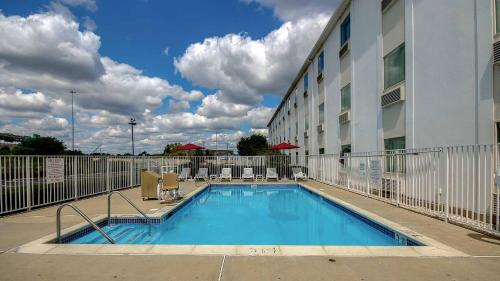 Piscina, Studio 6  King of Prussia, PA - Philadelphia in King Of Prussia