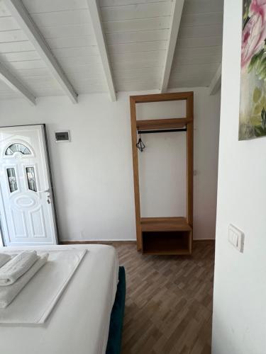 One-Bedroom Apartment image 6