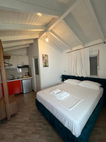 One-Bedroom Apartment image 3