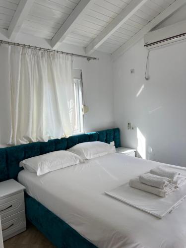 One-Bedroom Apartment image 2