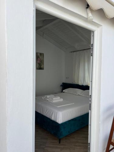 One-Bedroom Apartment image 5