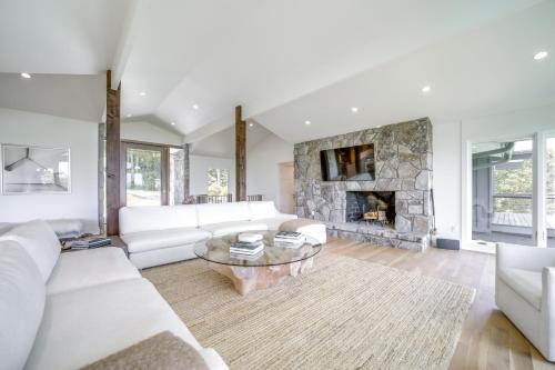 Luxurious Mountain Retreat with Long Range Views! in Cashiers, USA