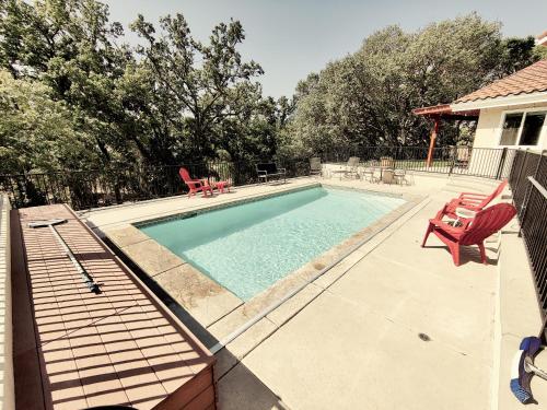 Candlewood Creek in Charolais