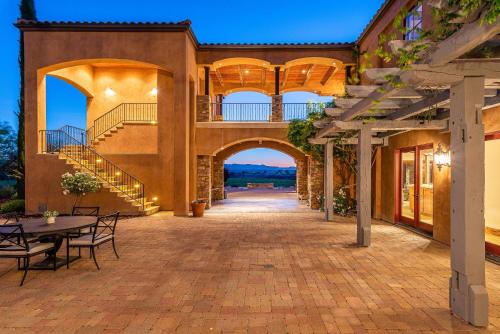 Mira Vista Vineyard Estate in Wellsona