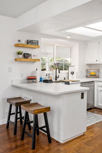 Whispering Wine in 帕索羅布爾斯