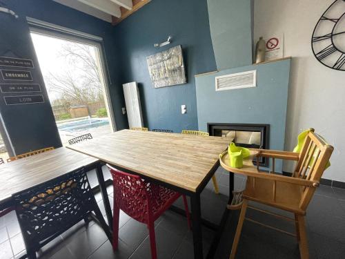 Les Prairies du Val d'Amboise Grand Gite 15 pers PMR avec piscine in เนอเซ