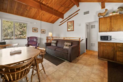 Harrisons Hanger - Cozy cabin with a fairly nice view of the tree line! Wood burning fireplace! in Big Bear City, USA