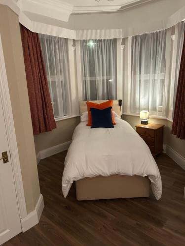 3 twin beds