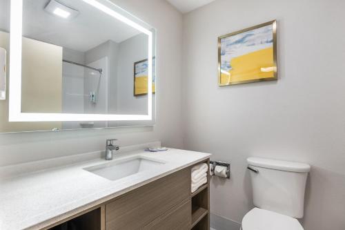 AmericInn by Wyndham Davenport - image 33