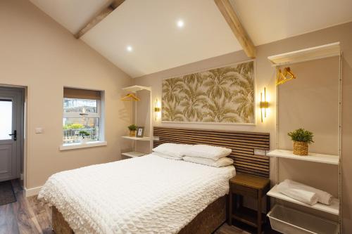 The Dolphin Hotel & Restaurant Room Type - Deluxe Queen Suite