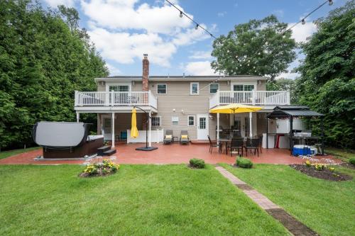 2 BEDROOM HOT TUB WASHER dRYER PVT BACKYARD in East Massapequa (NY)