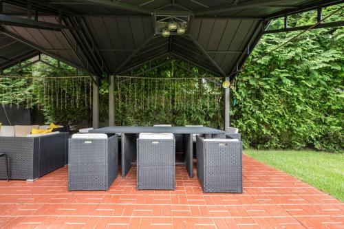 2 BEDROOM HOT TUB WASHER dRYER PVT BACKYARD in East Massapequa (NY)