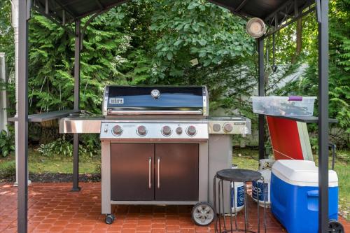 2 BEDROOM HOT TUB WASHER dRYER PVT BACKYARD in East Massapequa (NY)