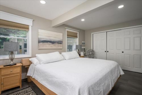 2 BEDROOM HOT TUB WASHER dRYER PVT BACKYARD in East Massapequa (NY)