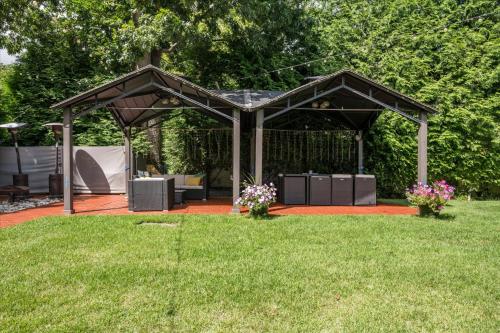 2 BEDROOM HOT TUB WASHER dRYER PVT BACKYARD in East Massapequa (NY)