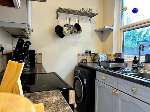 2 BED home in Birmingham Contractors free parking and fast Wi-Fi in Smethwick