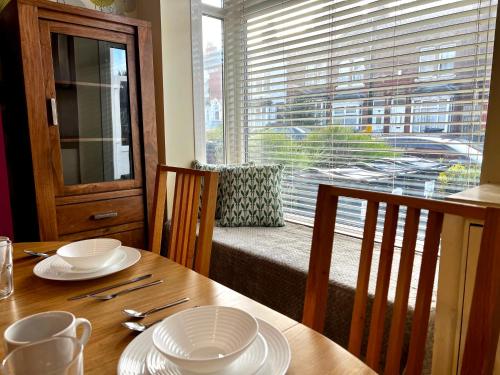 2 BED home in Birmingham Contractors free parking and fast Wi-Fi, Birmingham (foto 9)